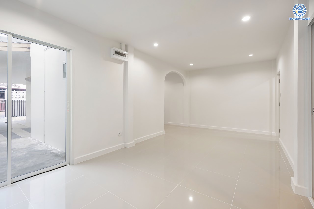 บ้านมือสองตกแต่งใหม่ หลักสี่แลนด์ ดอนเมือง บ้านแฝดหลังใหญ่ เนื้อที่ 35 ตร.ว. ฟังก์ชัน 3 ห้องนอน 2 ห้องน้ำจอดรถได้ 1 คัน บนทำเลดีที่สุด ใกล้สนามบินดอนเมือง ทางด่วน "ศรีสมาน" และรถไฟฟ้าสายสีแดง "สถานีการเคหะ"...